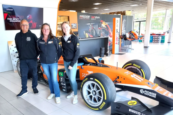Peter Hensen, Kitty Kuipers van MP Motorsport en de stagiaire in de showroom bij één van de racewagens. (foto: Conno Bochoven)